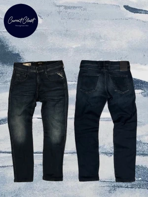 Replay Anbass mörkblå jeans 30/32, upptagna - Säljer ett par mörkblå Replay Anbass jeans med snygg tvätt och klassiska fem fickor. Jeansen har smal passform och är tillverkade i stretchigt bomullsmaterial för extra komfort. Perfekta till en avslappnad men ändå stilren look. Upptagna till 30/30
