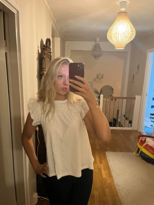 Vit blus - Fin blus från object som är väl använd men nästan inga defekter.