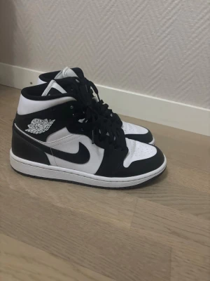 Air Jordan 1 Mid - Säljer mina Jordans då de inte kommer till användning. Använda 3-4 gånger. Nypris runt 1600kr, säljer för 999kr. Kartong följer med. Kan gå ner i pris vid snabb affär.
