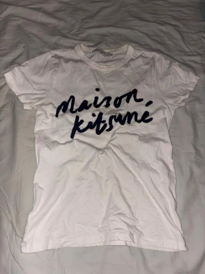 Maison Kitsuné vit t-shirt - Tja säljer nu min vita maison kitsune T-shirt då den är lite liten o tight på mig som e 184-5cm! Den är vit med en Marinblå logga över bröstet. Vid ytterligare bilder eller frågor så är de bara o höra av sig! Pris är diskutabelt!
