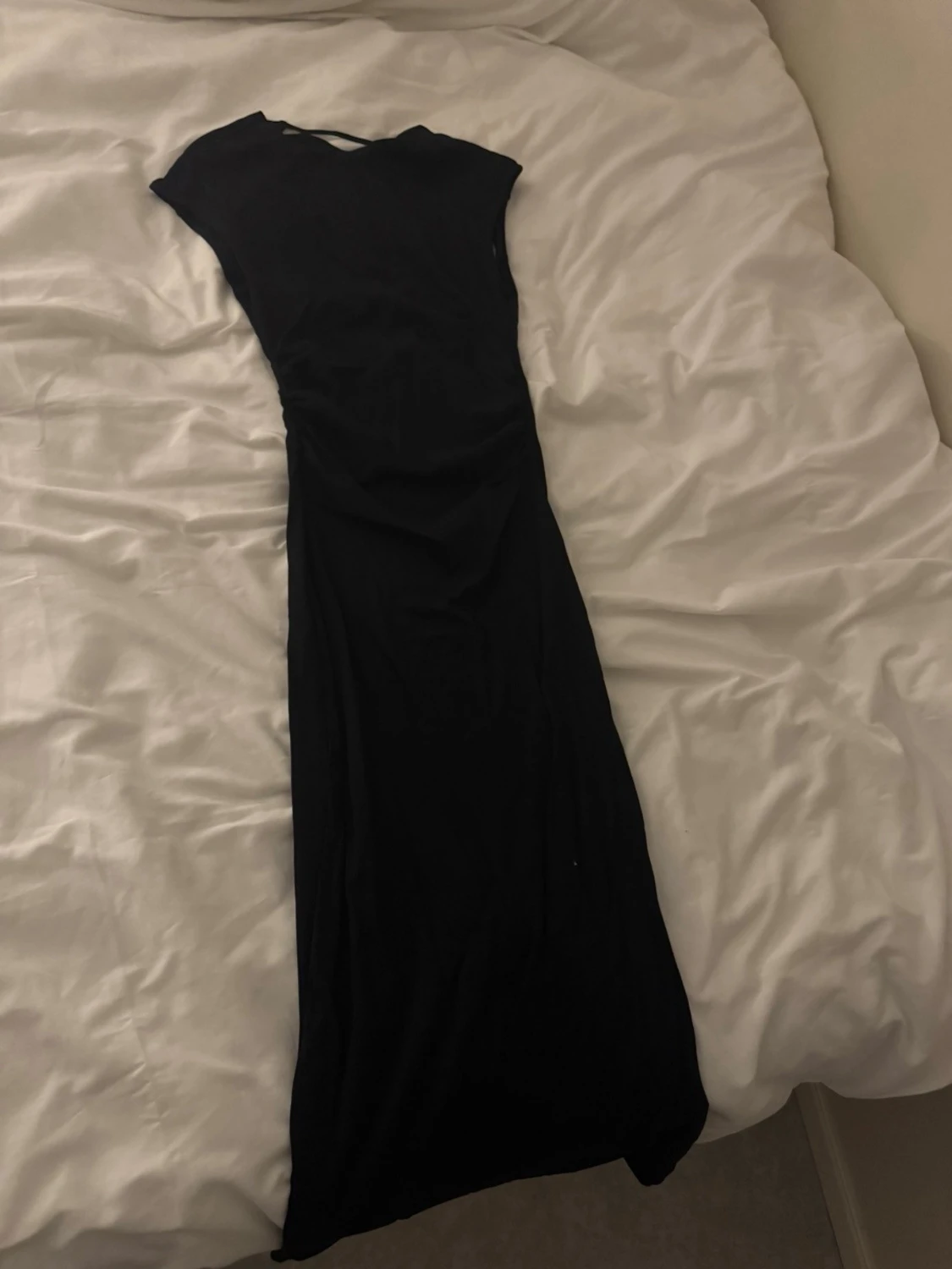 Svart långklänning med öppen rygg