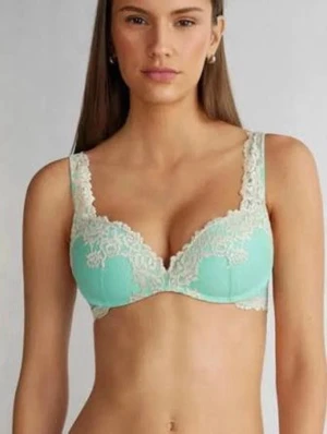 Intimissimi BH - En jättefin turkos BH ifrån intimissimi. Använd men inga synliga tecken på att den faktsikt är använd. Priset går att diskutera. Går ej att köpa längre!!! Passar mindre bröst också luras inte av storleken!!