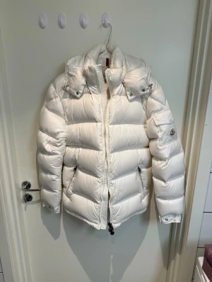 Moncler Maya Storlek 2/M - I princip oanvänd, inga skavanker och inga fläckar. Pris kan diskuteras. Helt äkta. 
