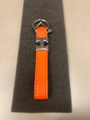 Orange accessoar  - Orange accessoar med stål liknande ”H”