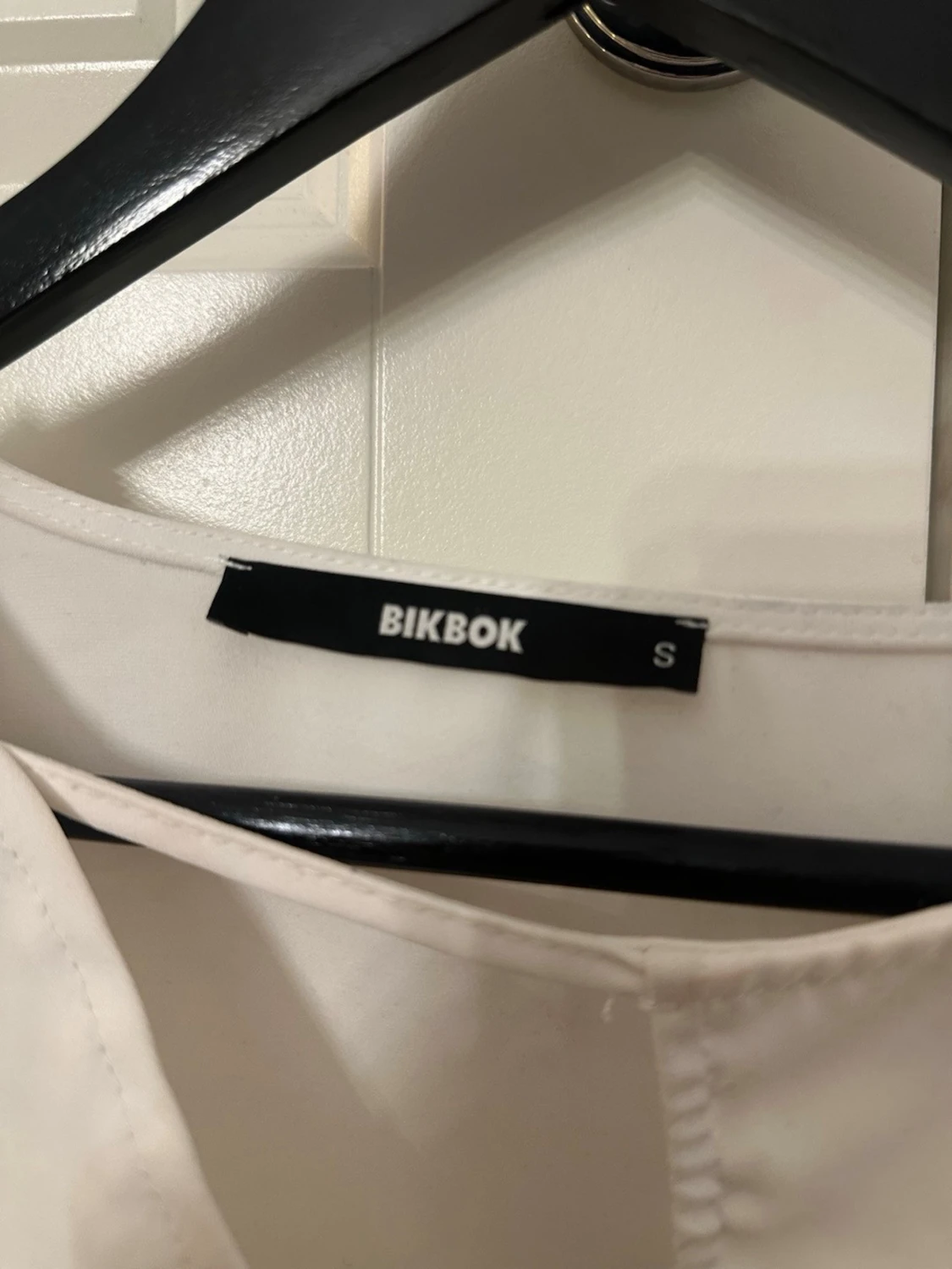 Vit omlottblus från BikBok - 1