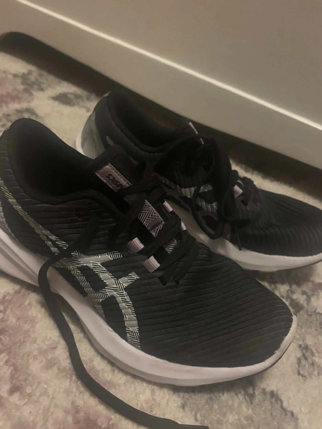 Svarta Asics sneakers med vit sula