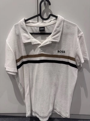 Boss piké - Hugo Boss Herr Terryskjorta Vit Kortärmad med snygg detalj. Strandpolo Storlek S, Ny skick!!