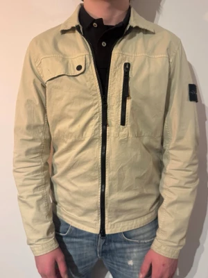 Stone Island Overshirt / Vindjacka - | Skick 9/10 | Färg: Beige | Modell: 174cm, 68kg | Vad inkluderas: Enbart ocershirten | Nypris: 4 299kr |