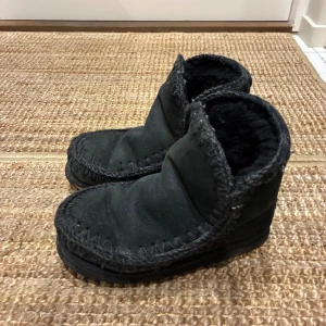 Mou skor svart - Säljer dessa populära mou vinter skor! Så sjukt snygga och passar till allt, använda en vinter men är sparsamt använda och är i ett gott skick! 