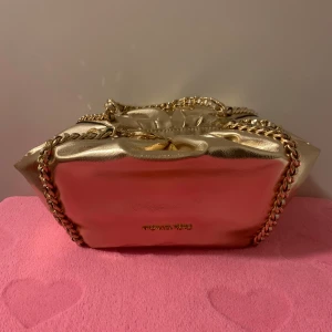 Michael Kors väska ”Mina” i Pale Gold - Ny och oanvänd