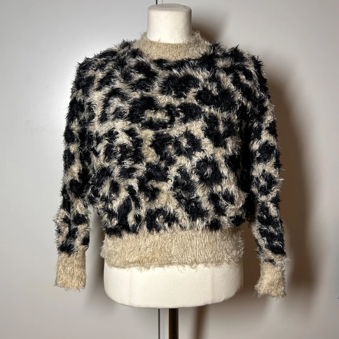 Lurvig stickad leopard tröja