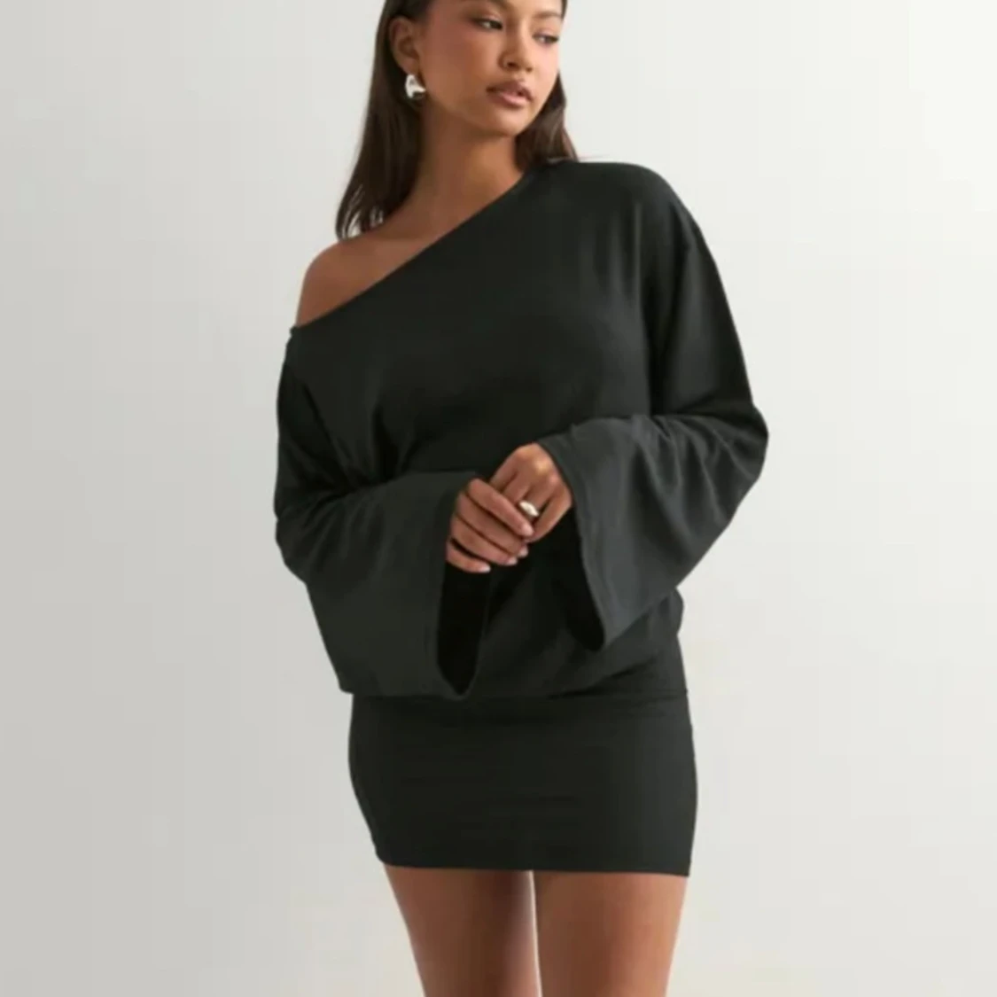 Svart offshoulder klänning från Nelly