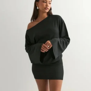 Svart offshoulder klänning från Nelly - Svart kortklänning från Nelly med offshoulder-design och vida ärmar. Köpte för ett tag sen men aldrig kommit till användning, lappar kvar💗