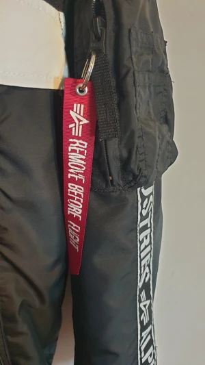 Svart vinter Alpha Industries L - Svart anorak vinterjacka från Alpha Industries i storlek L. Använd max 5ggr