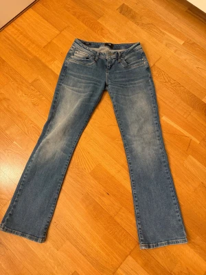 Blå bootcut jeans från LTB, stl 26/30 - Snygga blå jeans från LTB i modellen Valerie med bootcut-ben. Nyskick. Pris kan diskuteras! 