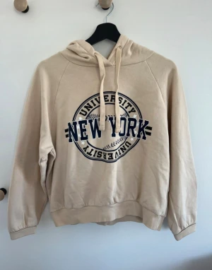 Beige hoodie - Beige hoodie från Gina Tricot i storlek S.