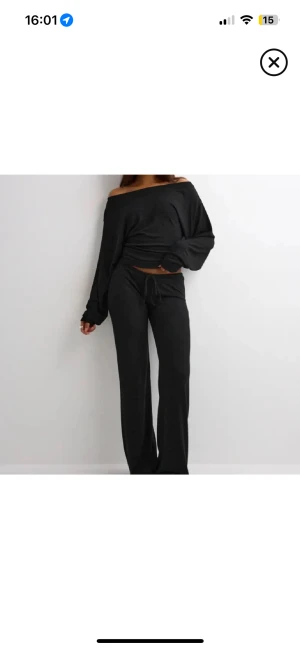 Nelly SET - My chill från Nelly i storlek xs. Både tröja och byxor. Prislappen sitter kvar och har inga defekter. 