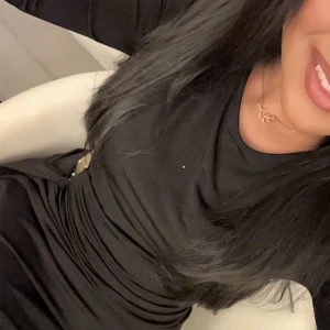 Svart kortklänning Michael Kors - Supersnygg svart långklänning från Michael Kors med lång ärm och coolt guldfärgat metallspänne i midjan. Klänningen har en figurnära passform och är gjord i mjukt polyester-material som sitter skönt mot kroppen. Perfekt för dig som vill ha en stilren och trendig look. (klänningen har en liten deffekt, men de inget en skräddare inte kan lösa) 🥰