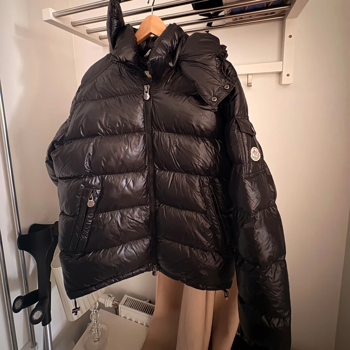 Svart Moncler pufferjacka med Nfc tagg