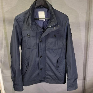 J Lindeberg field jacka M - Säljer denna supersnygga field jacka frånj j lindeberg! Snygg metall logga på armen! Size M! Hör av dig vid fler bilder eller annat! 🤩