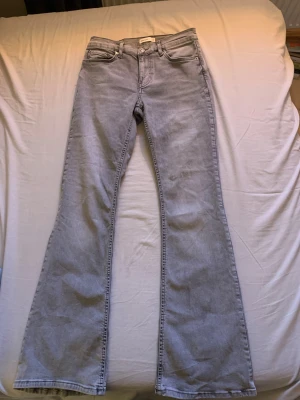 Bootcut jeans från Gina  - Low waist bootcut jeans från Ginatricot. Dem är bara testade, annars helt oanvända!