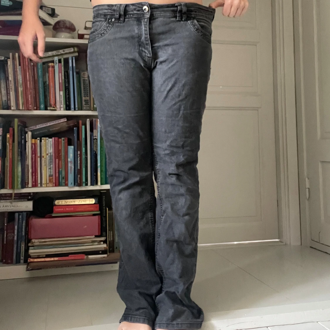Grå bootcut jeans med broderi