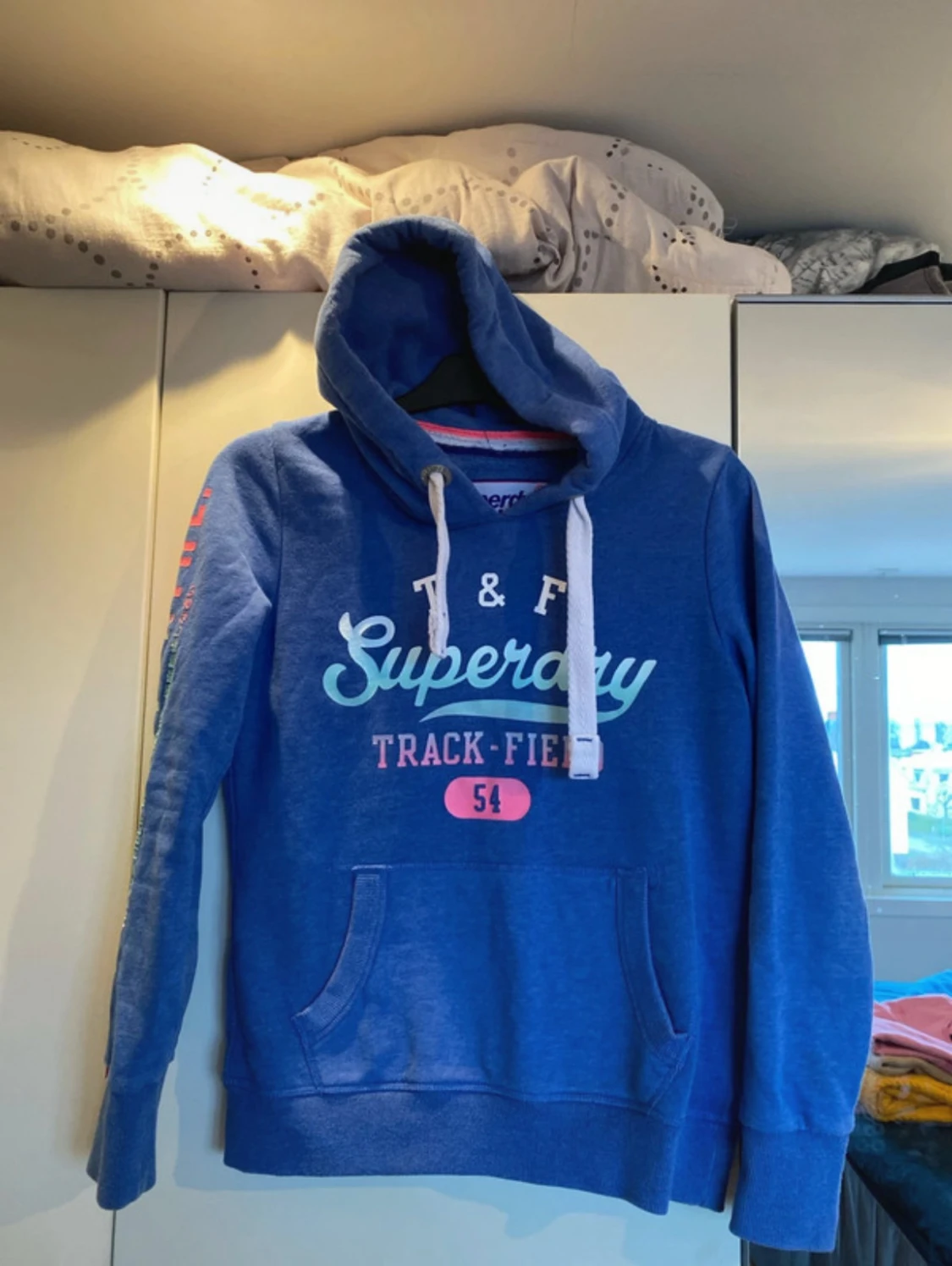 Blå Superdry hoodie med tryck