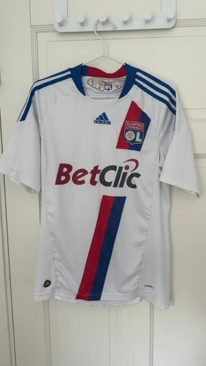 Äkta Lyon 10/11 fotbollströja S - Lyons hemmatröja från säsongen 10/11 i storlek s, bra skick förutom en liten fläck på ryggen 