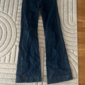 Blåa bootcut jeans - fina bootcut jeans från bik bok! Knappt använda! 