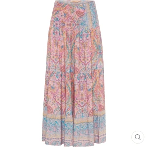 Jättesnygg mönstrad långkjol  - Supersnygg trendig långkjol från Marta de Chateau köpt här på Plick. Är perfekt för varma dagar eftersom materialet är väldigt mjukt och luftande. Lappen på kjolen är av och en söm har gått upp men det är inget som inte går att fixa och kjolen är fortfarande användbar annars är de ingen tecken på användning. Nypris: 499. Pris går att diskutera. Djur och rökfritt hem.