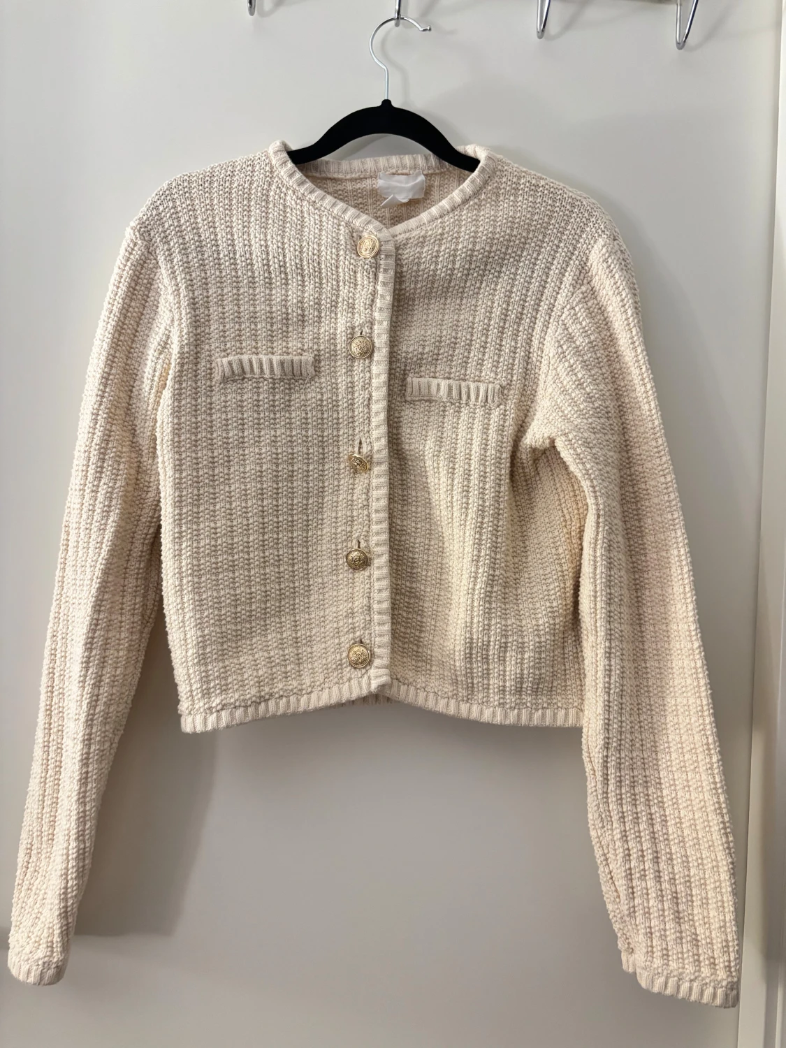 Beige stickad cardigan jacka med guldknappar