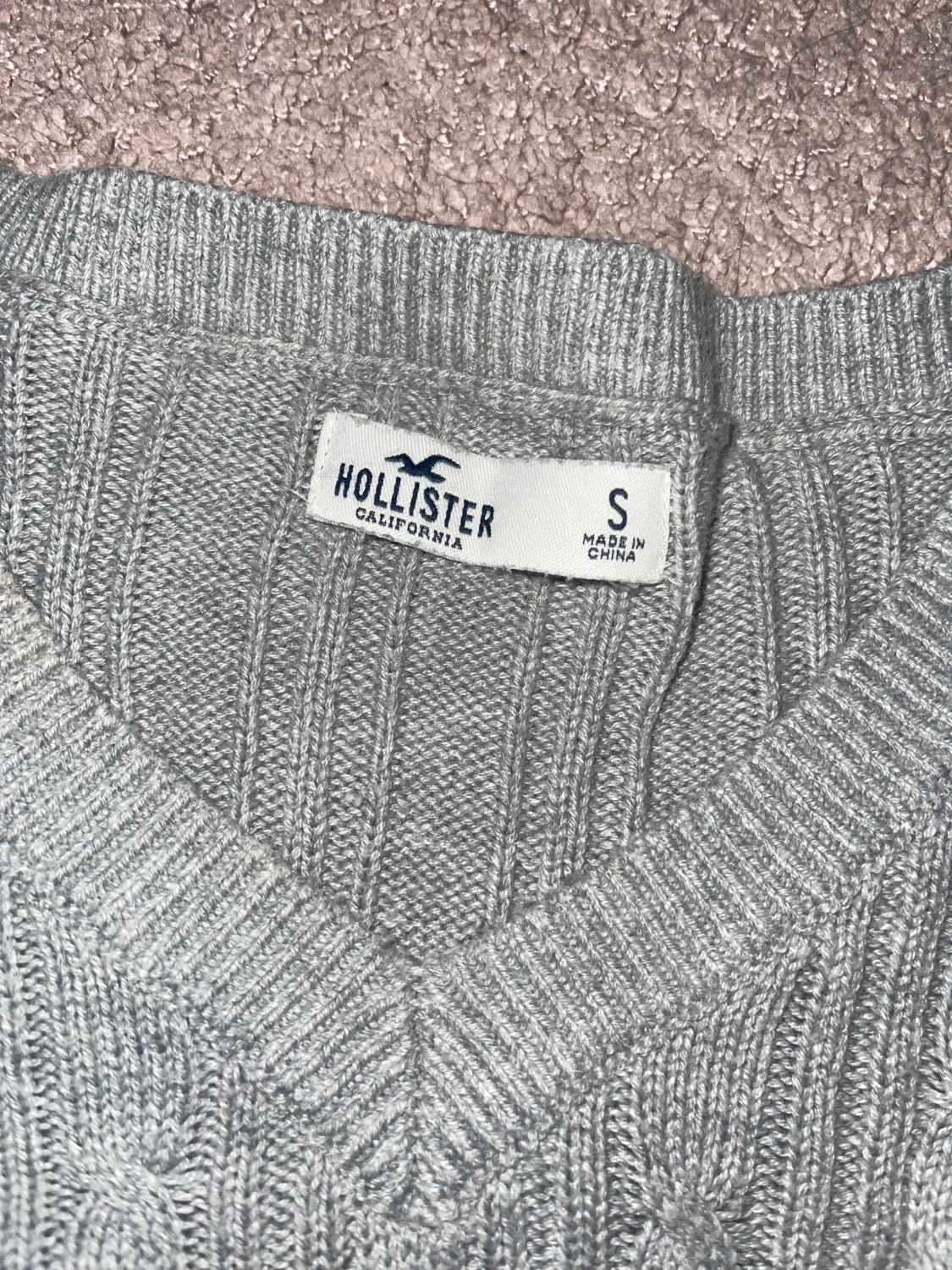 Grå stickad Hollister tröja v-ringad - 3