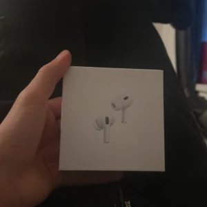 AirPods Pro 2nd Generation 1:1 copia - Säljer ett par AirPods 2 skit bra kvalitet 1:1 copia öppnade och ljudet är jätte bra kommer upp snabbt på skärmen 