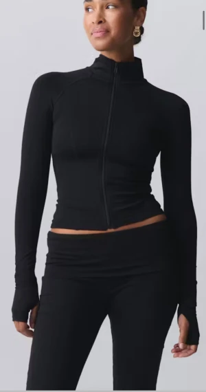 Svart tight zip-tröja - Säljer denna zip tröja från Gina, använd cirka 5 gånger men kommer ej till användning längre 
