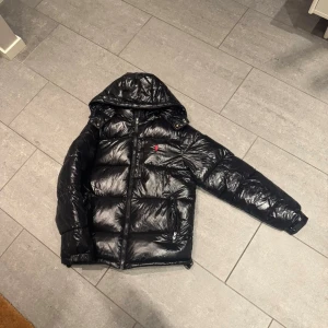 Polo Ralph lauren jacka - Sälja min svarta Ralph lauren jacka i storlek small den är köpt för några månader sen och är i väldigt bra skick. Har inga hål eller skador vid köp får man med kvitto, taggar och jackan nypris ca 7000kr syns på kvittot!