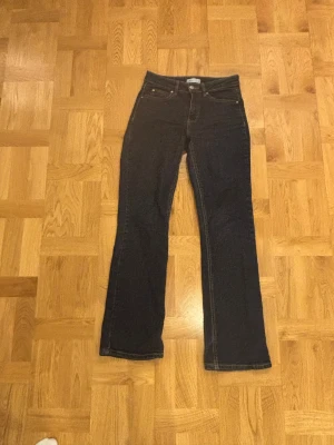 Mörkblå bootcut jeans Gina - Snygga mörkblå jeans från Gina med bootcut. Säljer pga för små för mig. Knappt använda! 