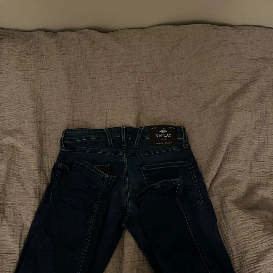 Replay Anbass mörkblå jeans