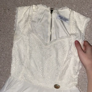 Klänning  - Super fin vit klänning i galet mjukt material. endast använd en gång, perfekt till den som tar studenten eller till skolavslutning 