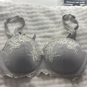 Ljus blå limited edition bh intimissimi  - Super fin ljusblå limited edition bh från intimissimi. Säljer den just för den ej passar mig längre. Limited edition från 2023. Storlek 80D. 