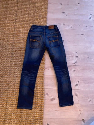 Nudie Jeans Thin Finn blå jeans 30/32 - Nudie jeans i w30 asfeta jeans som har en skön fade. Kom dm vid funderingar💛