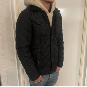 Field jacka - Skick 10/10, storlek S men passar också M. Modellen är 173 och väger 70. Väldigt skön. Endast 349.