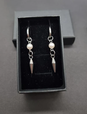 Handgjorda örhängen  - Material-rostfritt stål.  Längd-5cm 