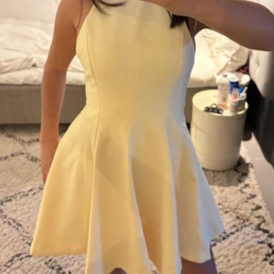 Ljusgul klänning från Zara - Supersöt ljusgul kortklänning som är nyskick, prislappen är kvar 
