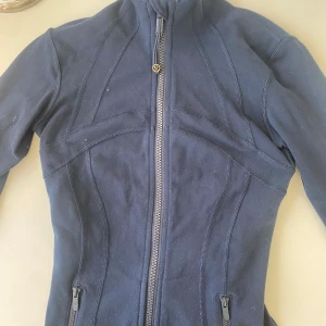 Lululemon define jacket - Säljer denna jätte fina define jacketfrån lululemon eftersom den är lite för liten. Jag köpte den av en annan tjej på plick men den är i jättebra skick. Skriv gärna vid frågor eller om ni vill ha fler bilder💕💕(Orginal priset är 1380kr)