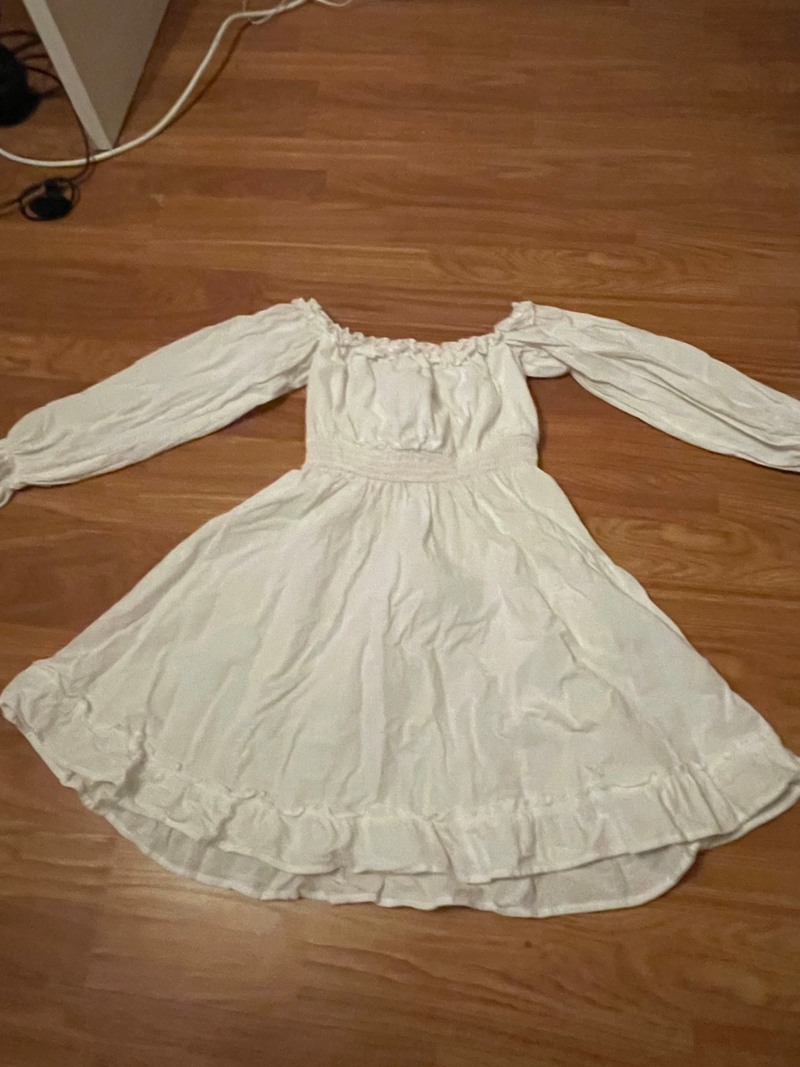 Vit offshoulder klänning från Amisu - 2