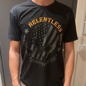 Gasp t-shirt - Fin träningströja med luftigt material samt tryck både på bröstet och ryggen. Köpt från GASP, använd ett fåtal gånger. Inga defekter alls. 60% Bomull 40% Polyester                                       Nypris 349:- 