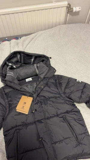 Burberry jacka  - Svart burberry jacka med avtagbara armar ( Kan göras till en väst ). Storlek M , men passar mer till S. Helt ny , inte använd , märkte den var för liten för mig så därför säljs den. Inga problemer me den , fin jacka. 