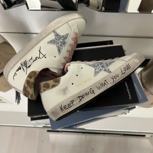 Golden goose Women/ med paljet brun svans - Hej! Säljer ett par snygga golden goose skor med glitter till. Skick:9/10- lite smuts som går att ta bort. Storlek: Women Size- 38. Säljer dom åt syrran då dom inte passar henne längre.Box, kvitto och goodie bag kommer till. Dma🤩