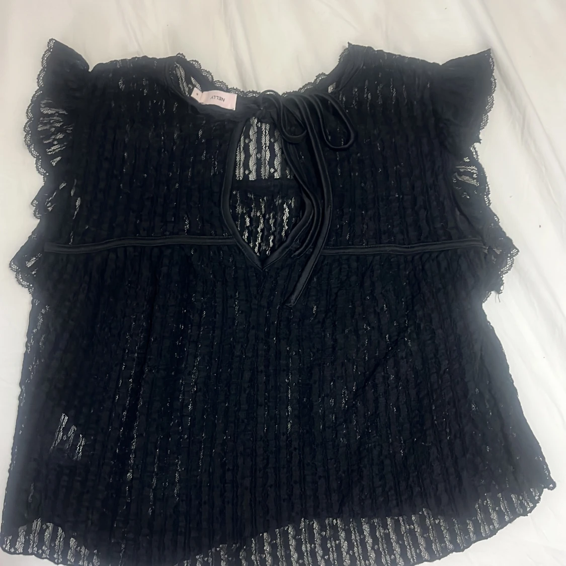 Svart spetsblus med volang från NELLY - 3