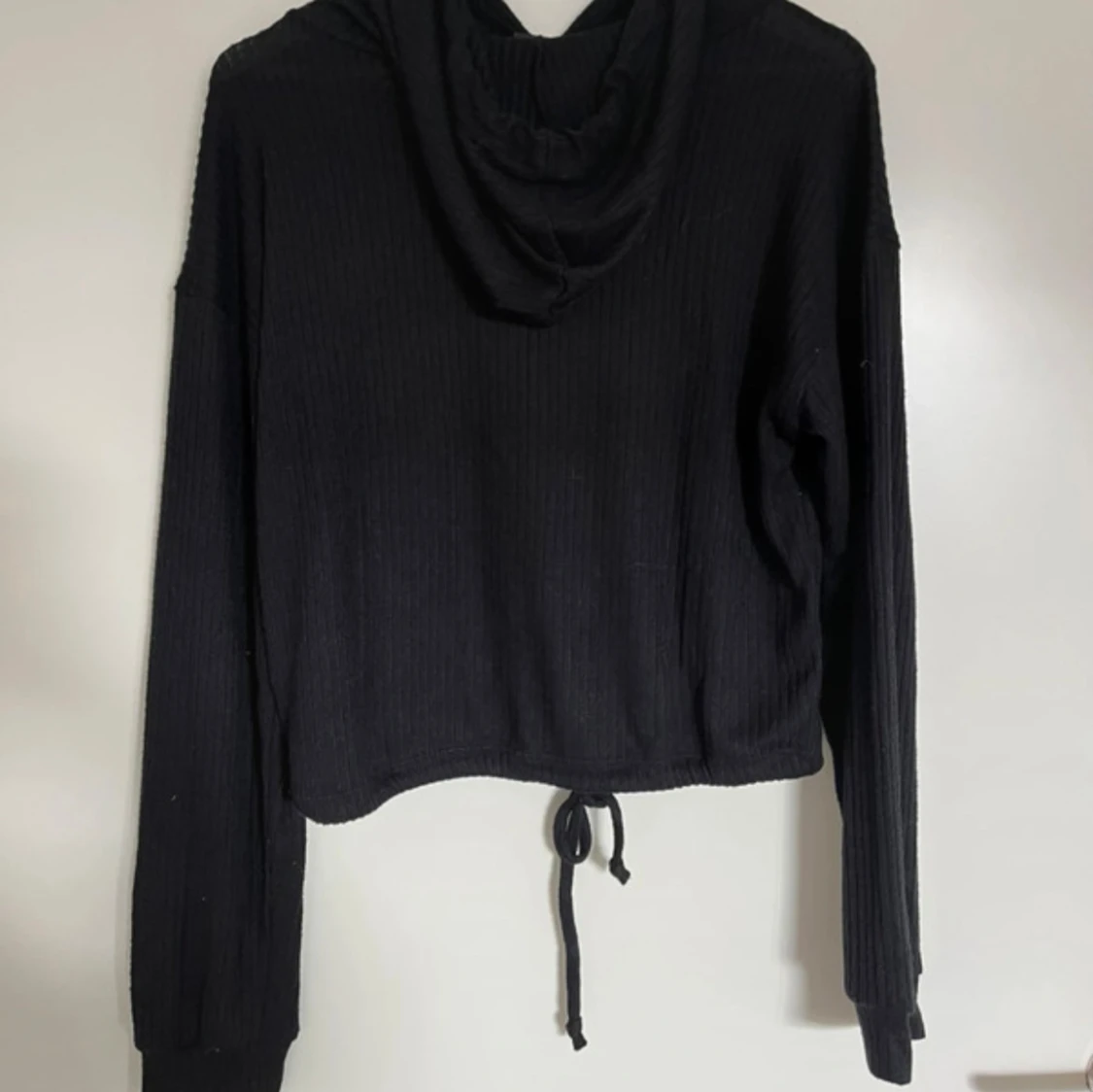 Svart ribbad hoodie från Gina Tricot - 1